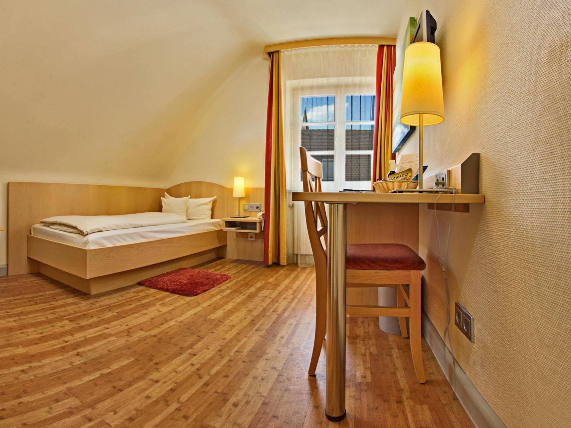 Hotel Gasthof Zum Ochsen إيهنغن المظهر الخارجي الصورة